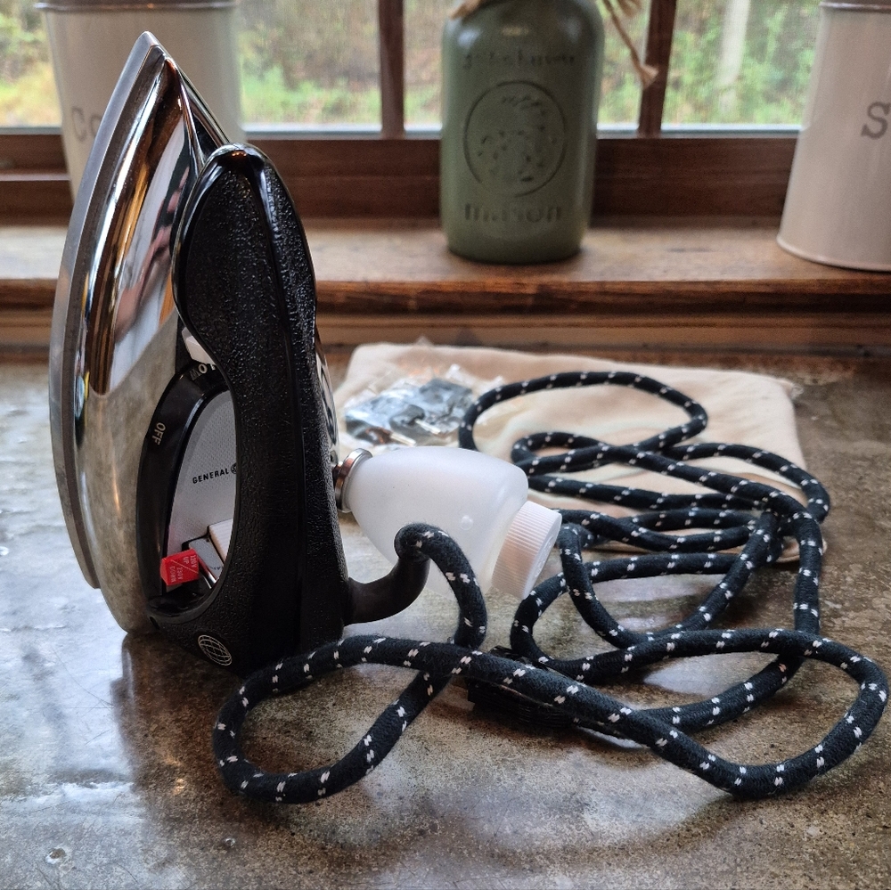 Vintage General Electric World Wide Cat No. 49 Travel Iron 120/230v Switch Works